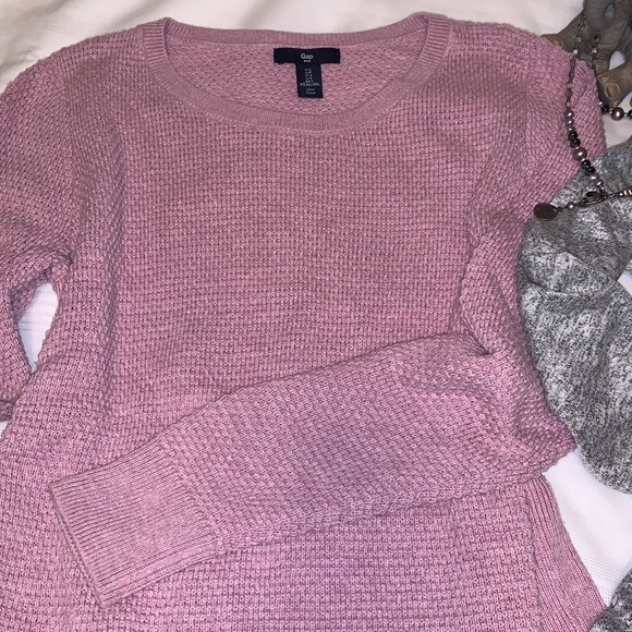 ✨2/$15 Women’s long sleeve knit top/ sweater | GAP - Picture 2 of 9